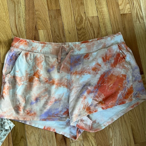 Old navy pocketed drawstring lounge shorts! - Picture 3 of 10